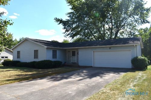 77 Barcelona Dr, Fostoria, OH, 44830-3311 | Card Image