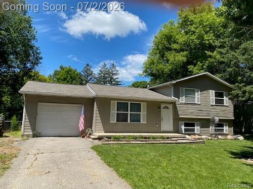 9523 Waite Dr, Fenton, MI, 48430-8407 | Card Image