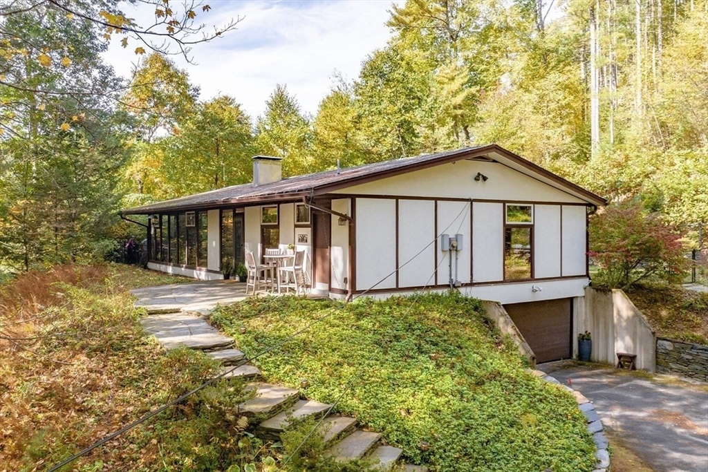 Valley Rd, Pelham, MA 01002