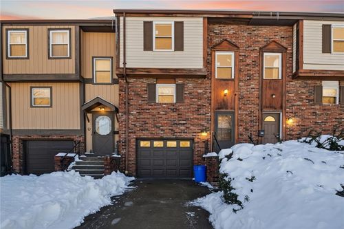 10 Mckinley Sq, Coraopolis, PA, 15108-1518 | Card Image