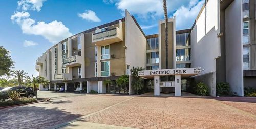 386-3050 Rue Dorleans, San Diego, CA, 92110-5957 | Card Image