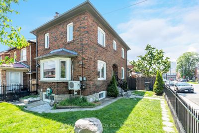 MAIN - 290 Westmount Ave, House other with 3 bedrooms, 2 bathrooms and 1 parking in York ON | Image 2