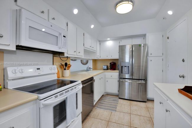 APT-1009 - 177 Ocean Lane Dr, Condo with 2 bedrooms, 2 bathrooms and null parking in Key Biscayne FL | Image 15