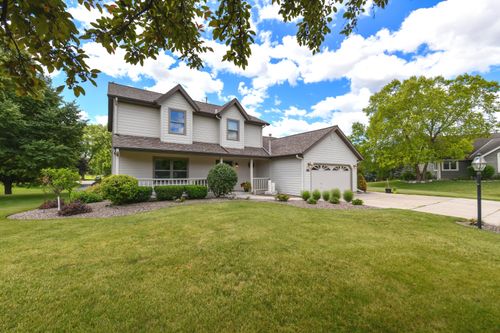 14335 W Meadowshire Ct, New Berlin, WI, 53151-2416 | Card Image