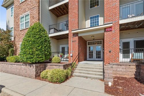 apt-101-6831 Hanesbrook Cir, Clemmons, NC, 27012-8093 | Card Image