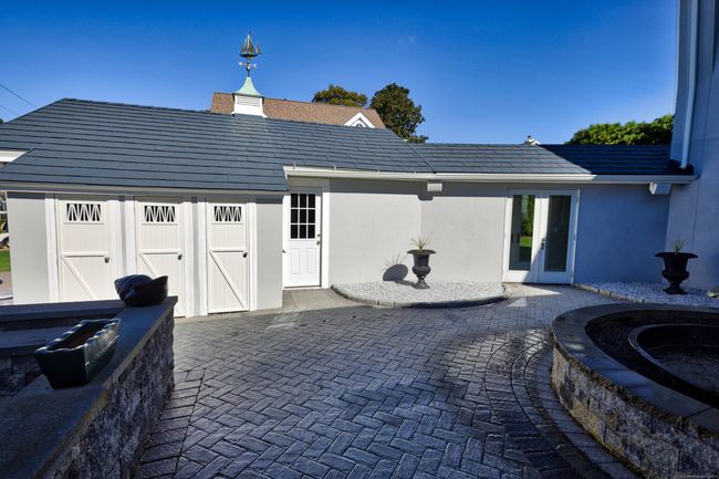 Courtyard with changing room and outdoor shower | Image 32