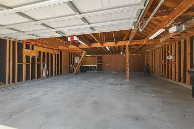 HUGE 6 car garage! | Image 8