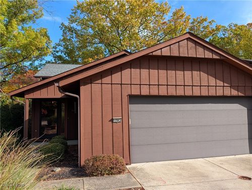 17945 Cliffside Dr, Strongsville, OH, 44136-4253 | Card Image