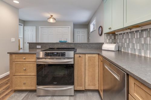 141 Chase Way, Manchester, NH, 03104-1717 | Card Image