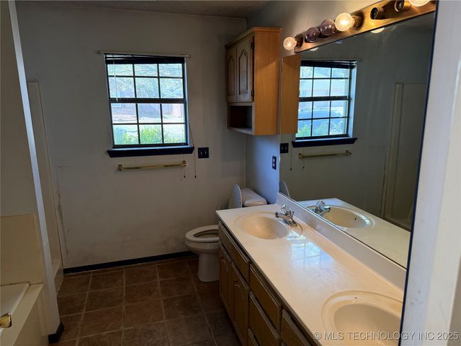 202 Greentree Dr, House other with 4 bedrooms, 3 bathrooms and null parking in Tahlequah OK | Image 5
