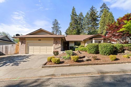 1007 Nw Regent Dr, Grants Pass, OR, 97526-3393 | Card Image
