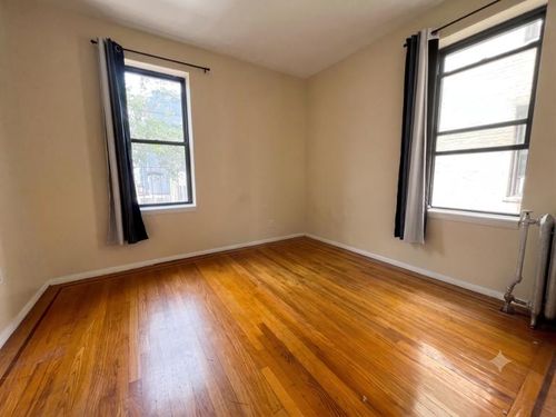 3e-27-08 39th Ave, Long Island City, NY, 11101-2742 | Card Image