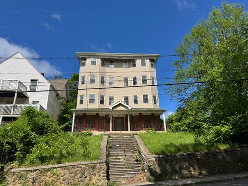 365 Willow St, Waterbury, CT, 06710-1517 | Card Image