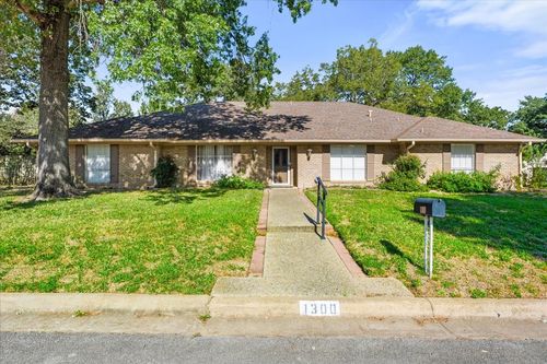 1300 Lexington Dr, Corsicana, TX, 75110-2020 | Card Image