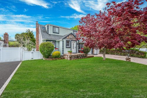 320 28th St, Lindenhurst, NY, 11757-3611 | Card Image