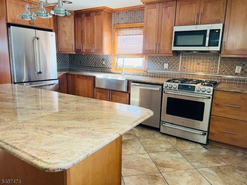 3 Freeman Pl, Nutley, NJ, 07110-3313 | Card Image