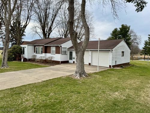 7551 Pinedale St Ne, Hartville, OH, 44632-9395 | Card Image