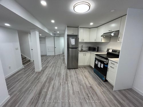 550 Greig Cir, Newmarket, ON, L3Y8S6 | Card Image