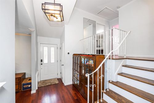 11 Driftwood Dr, Glen Cove, NY, 11542-1607 | Card Image