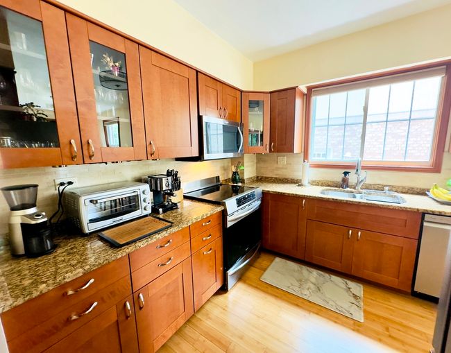 9321 S 81 St Ct, House other with 3 bedrooms, 3 bathrooms and 2 parking in Hickory Hills IL | Image 4