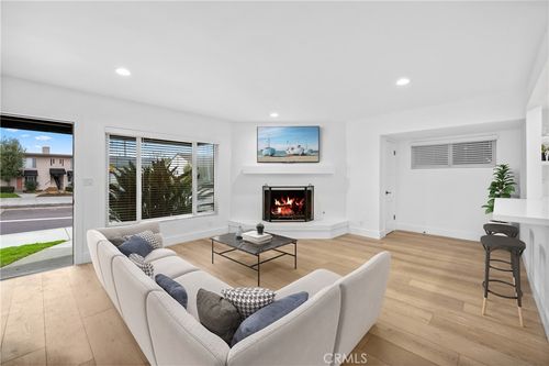 526 Irvine Ave, Newport Beach, CA, 92663 | Card Image