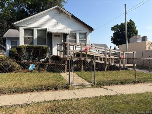 27 Midwood St, Hempstead, NY, 11550-1716 | Card Image