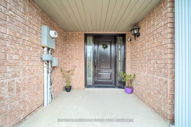 93 Crystal Glen Cres, House attached with 4 bedrooms, 4 bathrooms and 2 parking in Brampton ON | Image 5