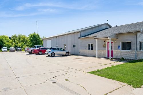 1105 Hawkeye Dr, Hiawatha, IA, 52233-1103 | Card Image