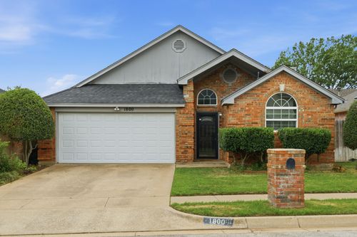 1800 Pine Ridge Dr, Bedford, TX, 76021-4652 | Card Image