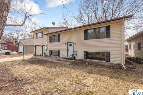 219 James Ave, Mankato, MN, 56001-3927 | Card Image
