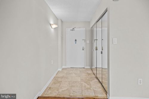 815-5300 Holmes Run Pkwy, ALEXANDRIA, VA, 22304-2879 | Card Image