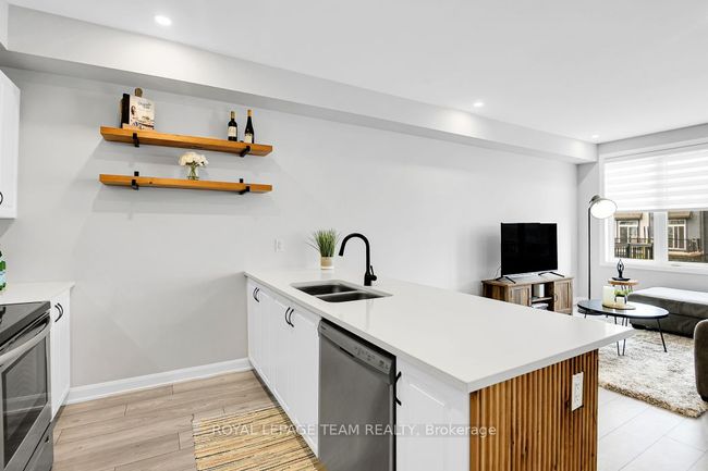 908 Lixnaw Crt, House attached with 2 bedrooms, 2 bathrooms and 2 parking in Nepean ON | Image 17