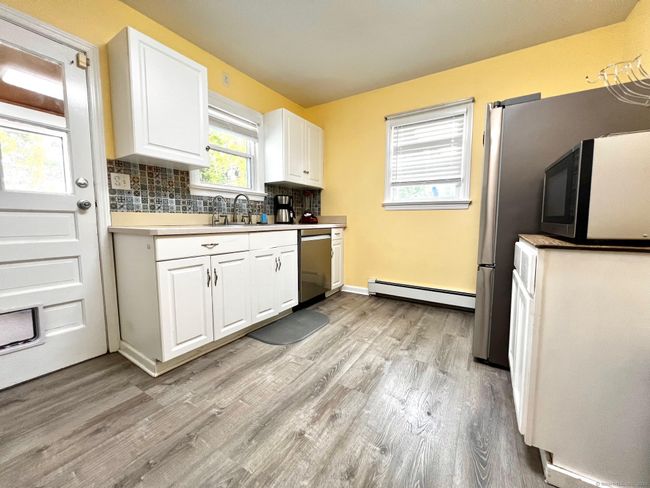 17 Rock Spring Rd, House other with 3 bedrooms, 3 bathrooms and null parking in Stamford CT | Image 7