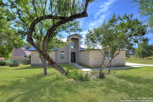 105 River Blf, Castroville, TX, 78009-2724 | Card Image