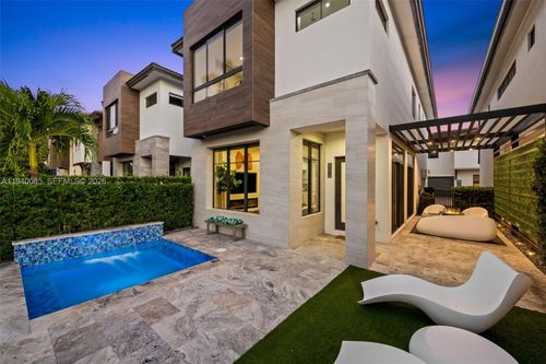 8272 Central Park Blvd, Doral, FL, 33166-5696 | Card Image