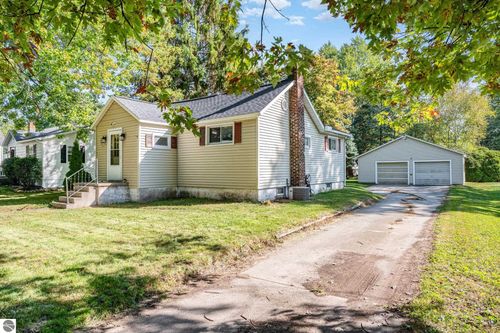 323 1st St, Breckenridge, MI, 48615-9598 | Card Image