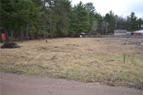 912 B Doran Rd, Pembroke, ON, K8A6W7 | Card Image