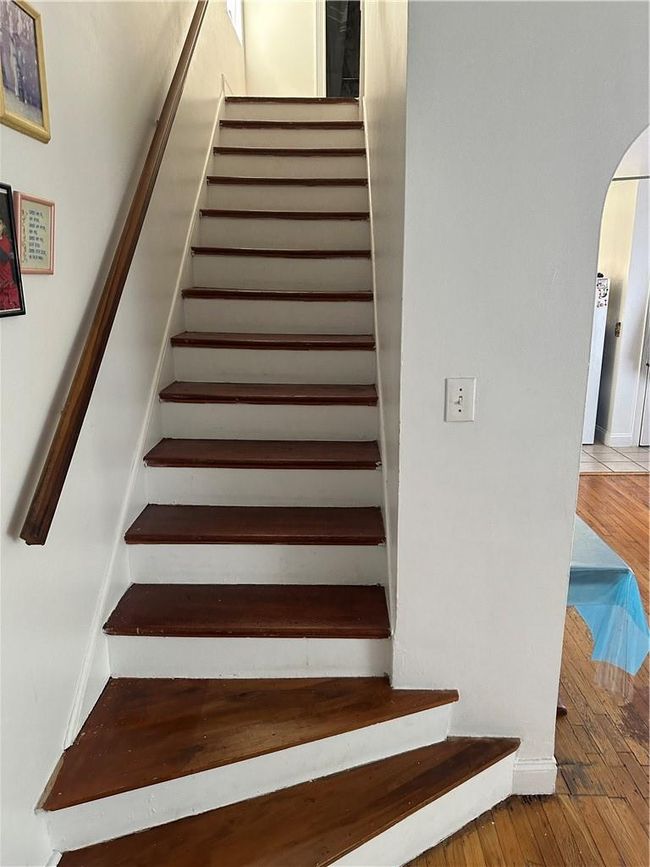 Staircase featuring wood-type flooring to upper level | Image 13