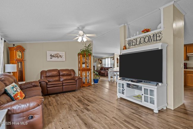 Welcoming entrance to the living room. | Image 5
