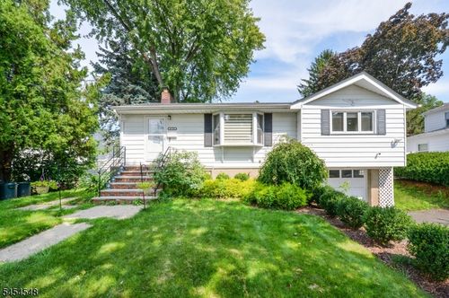 8 Henderson St, Paterson, NJ, 07501-2658 | Card Image