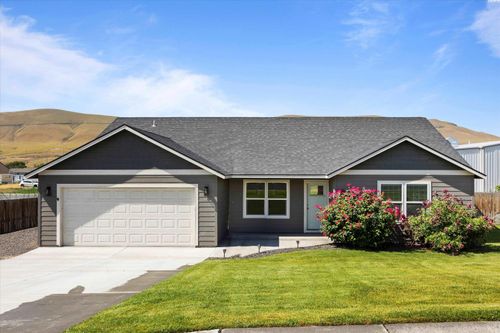 1411 Della Ave, Benton City, WA, 99320-9726 | Card Image