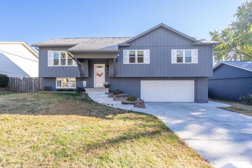 5735 Taylor St, Davenport, IA, 52806-1839 | Card Image