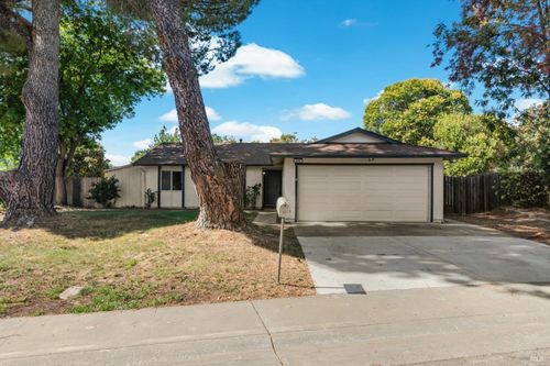 805 Avon Court, Dixon, CA, 95620 | Card Image