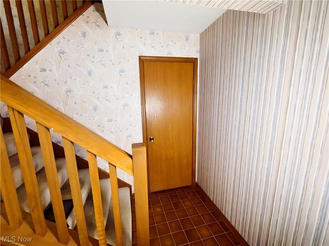 Stairway with wallpapered walls | Image 4