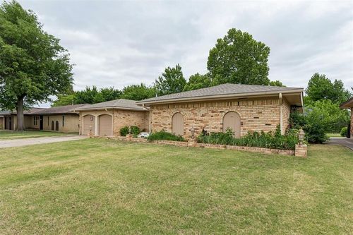 10000 Essex Ave, The Village, OK, 73120-4022 | Card Image
