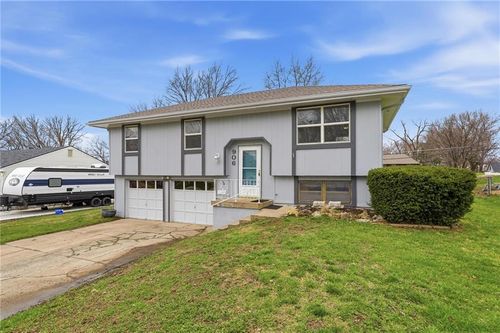 906 Ne 67th Place, Kansas City, MO, 64118 | Card Image