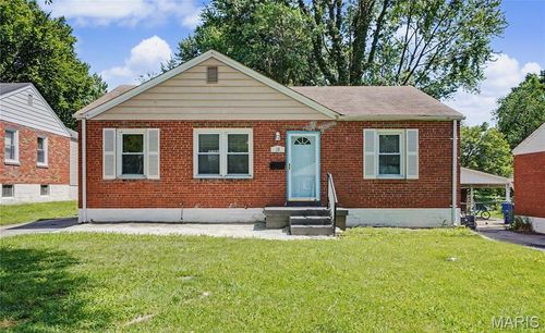 15 Saint James Ct, Florissant, MO, 63031-8127 | Card Image