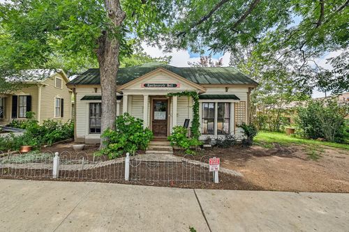 805 Main St, Bastrop, TX, 78602-3807 | Card Image