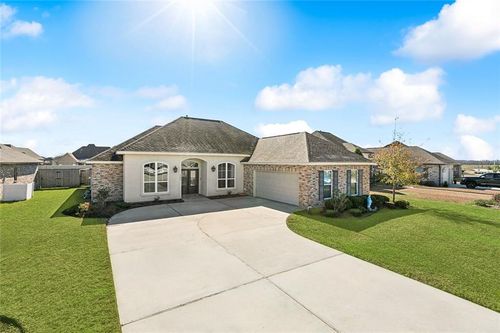 205 Cove Pointe Dr, Luling, LA, 70070-1119 | Card Image