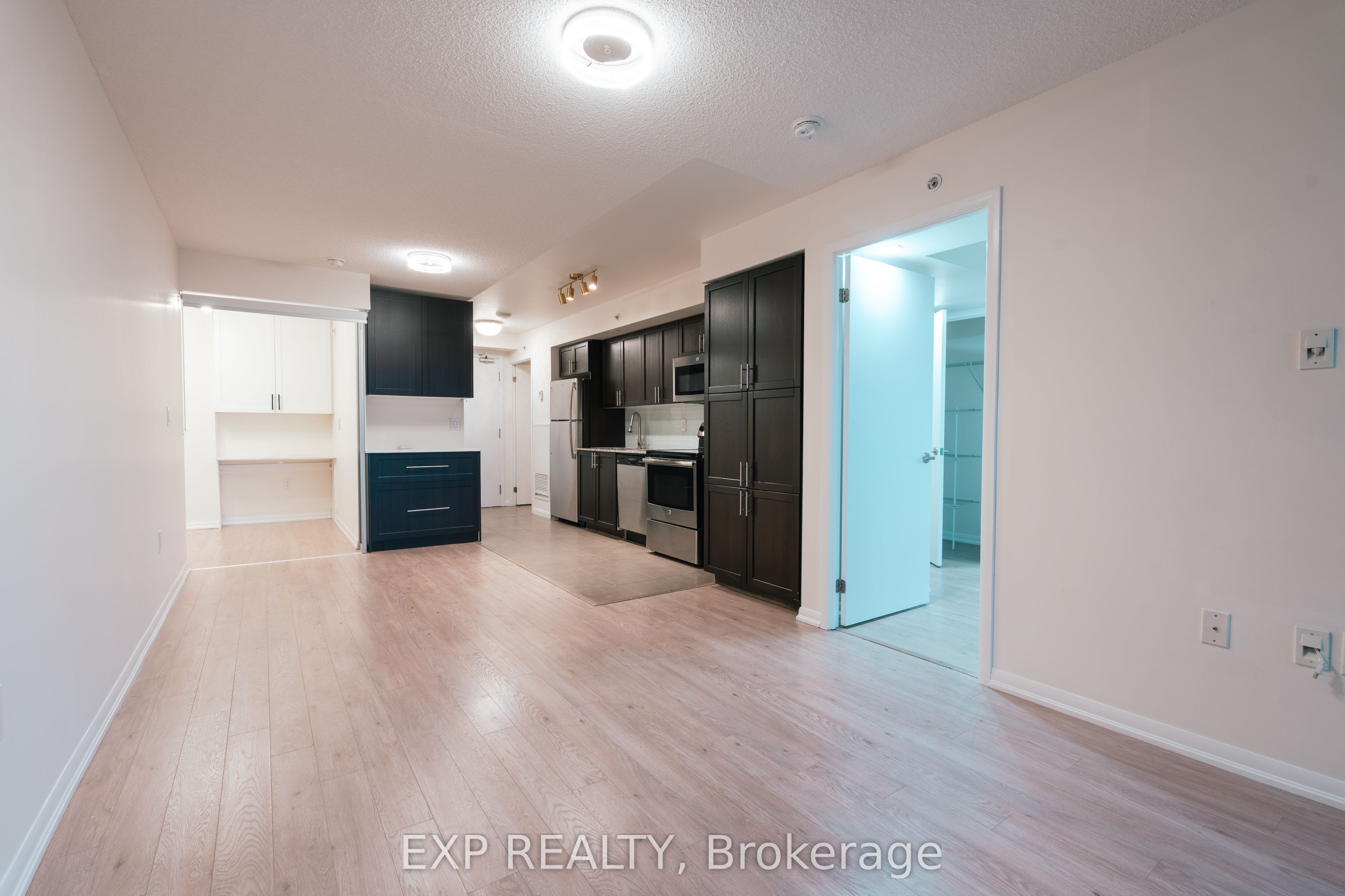 Residential Lease in Toronto W04 5